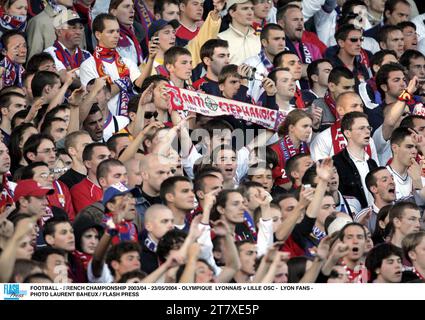 FOOTBALL - CHAMPIONNAT DE FRANCE 2003/04 - 23/05/2004 - OLYMPIQUE LYONNAIS V LILLE OSC - LYON FANS - PHOTO LAURENT BAHEUX / PRESSE FLASH Banque D'Images