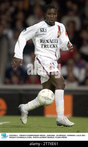 FOOTBALL - CHAMPIONNAT DE FRANCE 2003/04 - 23/05/2004 - OLYMPIQUE LYONNAIS V LILLE OSC - PEGGUY LUYINDULA (LYON) - PHOTO LAURENT BAHEUX / FLASH PRESS Banque D'Images