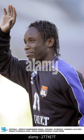 FOOTBALL - CHAMPIONNAT DE FRANCE 2003/04 - 23/05/2004 - OLYMPIQUE LYONNAIS V LILLE OSC - PEGGUY LUYINDULA (LYON) - PHOTO LAURENT BAHEUX / FLASH PRESS Banque D'Images