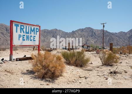 Désert de Mojave, Californie - 14 mai 2023 : un signe rouillé de « Trump Fence » et une maison abandonnée au milieu du désert de Mojave en Californie, États-Unis Banque D'Images