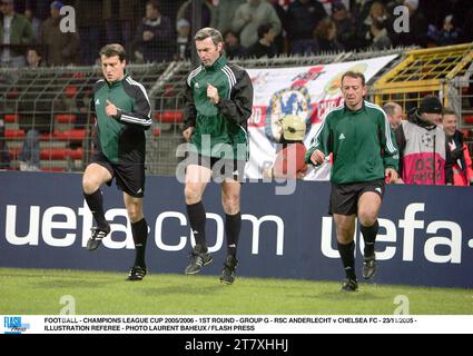 FOOTBALL - COUPE DE LA LIGUE DES CHAMPIONS 2005/2006 - 1E TOUR - GROUPE G - RSC ANDERLECHT - CHELSEA FC - 23/11/2005 - ILLUSTRATION ARBITRE - PHOTO LAURENT BAHEUX / FLASH PRESS Banque D'Images