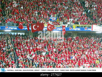 FOOTBALL - EURO 2004 - QUALIFICATIONS - GROUPE 7 - TURQUIE - ANGLETERRE - 031011 - SUPPORTERS DE TURQUIE - PHOTO LAURENT BAHEUX / PRESSE FLASH Banque D'Images