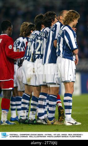 FOOTBALL - LIGUE DES CHAMPIONS 2003/04 - 1/8 FINALE - 1E ÉTAPE - 040225 - REAL SOCIEDAD V OLYMPIQUE LYONNAIS - ILLUSTRATION MURALE - PHOTO LAURENT BAHEUX / PRESSE FLASH Banque D'Images