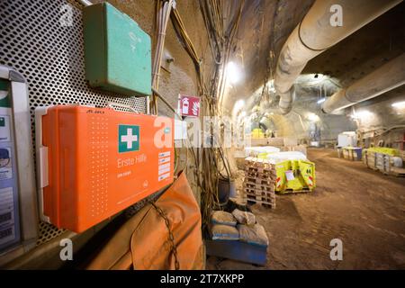 Salzgitter, Allemagne. 17 novembre 2023. Une trousse de premiers soins est suspendue sous terre dans la mine Konrad. L'ancienne mine de minerai de fer est le premier dépôt définitif de déchets radioactifs de faible et moyenne activité en Allemagne à être approuvé en vertu de la législation nucléaire. La mine Konrad est en cours de conversion sous la direction de la Bundesgesellschaft für Endlagerung mbH (BGE). Le stockage de près de 300 000 000 mètres cubes de déchets radioactifs de faible et moyenne activité devrait commencer dans les années 2030 Crédit : Julian Stratenschulte/dpa/Alamy Live News Banque D'Images