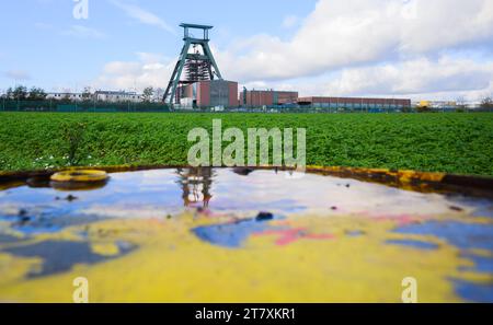 Salzgitter, Allemagne. 17 novembre 2023. Vue de la mine Konrad. L'ancienne mine de minerai de fer est le premier dépôt définitif de déchets radioactifs de faible et moyenne activité en Allemagne à être approuvé en vertu de la législation nucléaire. La mine Konrad est en cours de conversion sous la direction de la Bundesgesellschaft für Endlagerung mbH (BGE). Le stockage de près de 300 000 000 mètres cubes de déchets radioactifs de faible et moyenne activité devrait commencer dans les années 2030 Crédit : Julian Stratenschulte/dpa/Alamy Live News Banque D'Images