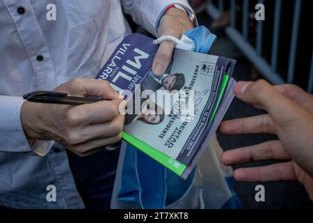 Cordoba, Argentine. 16 novembre 2023. Victoria Villarruel (M), candidate conservatrice de droite à la vice-présidence en Argentine du parti la Libertad Avanza, signe un dépliant lors du rassemblement électoral final. Pendant la campagne électorale, Villarruel a fait campagne pour reconnaître le comportement des militaires pendant la dernière dictature Argentine. Crédit : Sebastian Salguero/dpa/Alamy Live News Banque D'Images