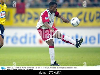 FOOTBALL - CHAMPIONNAT DE FRANCE 2003/04 - 031004 - FC SOCHAUX V PARIS SG - BARTHOLOMEW OGBECHE (PSG) - PHOTO LAURENT BAHEUX / PRESSE FLASH Banque D'Images