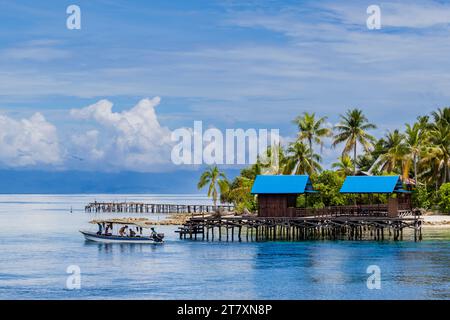 Une vue de la station de plongée à Pulau Panaki, Raja Ampat, Indonésie, Asie du Sud-est, Asie Banque D'Images