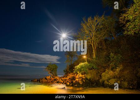Pleine lune à Murex Bangka Dive Resort, île de Bangka, près de Manado Sulawesi, Indonésie, Asie du Sud-est, Asie Banque D'Images