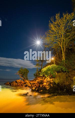 Pleine lune au Murex Bangka Dive Resort, Bangka Island, près de Manado, Sulawesi, Indonésie, Asie du Sud-est, Asie Banque D'Images