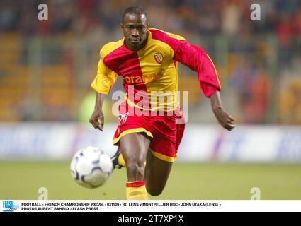 FOOTBALL - CHAMPIONNAT DE FRANCE 2003/04 - 031109 - RC LENS V MONTPELLIER HSC - JOHN UTAKA (LENS) - PHOTO LAURENT BAHEUX / FLASH PRESS Banque D'Images