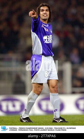 FOOTBALL - CHAMPIONNAT DE FRANCE 2003/04 - 31/01/2004 - TOULOUSE FC - OLYMPIQUE LYONNAIS - FERNANDAO (TOU) - PHOTO LAURENT BAHEUX / PRESSE FLASH Banque D'Images