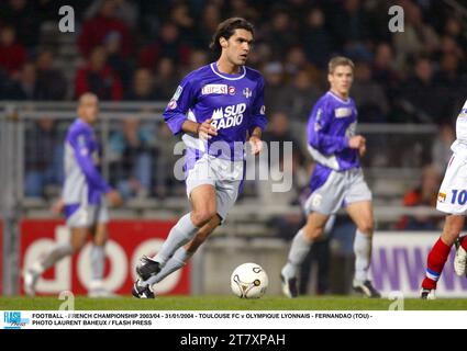 FOOTBALL - CHAMPIONNAT DE FRANCE 2003/04 - 31/01/2004 - TOULOUSE FC - OLYMPIQUE LYONNAIS - FERNANDAO (TOU) - PHOTO LAURENT BAHEUX / PRESSE FLASH Banque D'Images