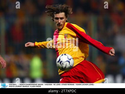 FOOTBALL - CHAMPIONNAT DE FRANCE 2003/04 - 14/02/2004 - RC LENS V STADE RENNAIS - YOANN LACHOR (LENS) - PHOTO LAURENT BAHEUX / FLASH PRESS Banque D'Images