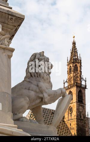 Piazza Walther et la cathédrale de Bolzano (Bozen), quartier de Bozen, Sudtirol (Tyrol du Sud), Italie, Europe Banque D'Images