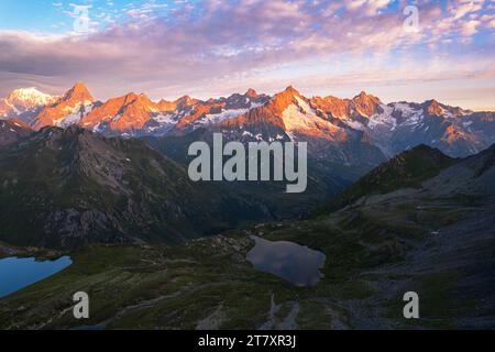 Vue aérienne des lacs de la Fenetre et du massif du Mont blanc au lever du soleil, vallée du Ferret, canton du Valais, Col du Grand-Saint-Bernard Banque D'Images