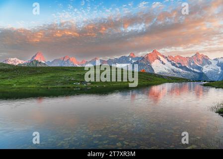 Vue au lever du soleil sur la rive du lac de Fenetre avec le massif du Mont blanc, lac de Fenetre, vallée du Ferret Banque D'Images