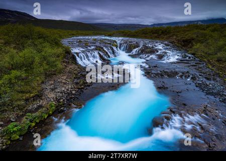 La belle cascade Bruarfoss par une journée nuageuse d'été, Islande, régions polaires Banque D'Images