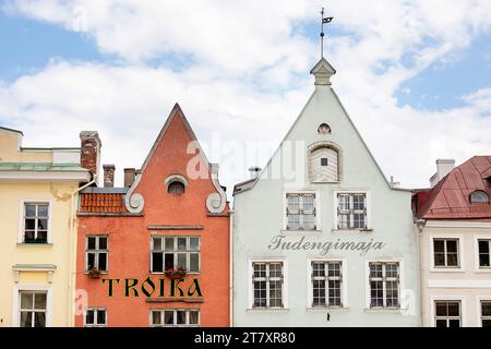 Beaux et colorés vieux bâtiments historiques dans la vieille partie de Tallinn sur une journée ensoleillée d'été, Estonie Banque D'Images