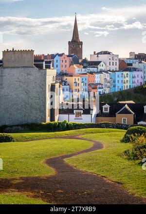 Toits colorés et flèche d'église dans le village balnéaire de Tenby sur la côte du Pembrokeshire, pays de Galles, Royaume-Uni, Europe Banque D'Images