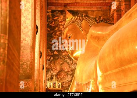 Le Bouddha couché doré géant à Wat Pho (Temple du Bouddha couché), Bangkok, Thaïlande, Asie du Sud-est, Asie Banque D'Images