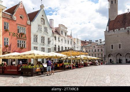 Les habitants et les touristes profitant dans le bar et les restaurants dans la vieille partie de la ville de Tallinn sur une journée ensoleillée d'été, Estonie Banque D'Images