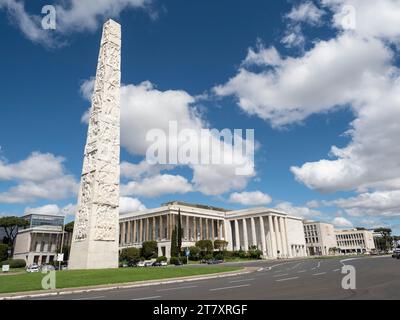 Obélisque dans le centre de Piazza Marconi, architecture faschiste, quartier EUR, Rome, Latium, Italie, Europe Banque D'Images