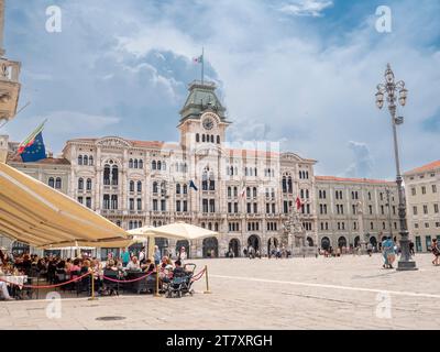 Caffe degli Spegli et la mairie, Piazza dell'UNITA d'Italia, Trieste, Frioul-Vénétie Julienne, Italie, Europe Banque D'Images