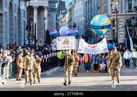 The Worshipful Company of Insurers au Lord Mayor's Show procession 2023 à Poultry, dans la ville de Londres, Royaume-Uni. Avec Skylarks Banque D'Images