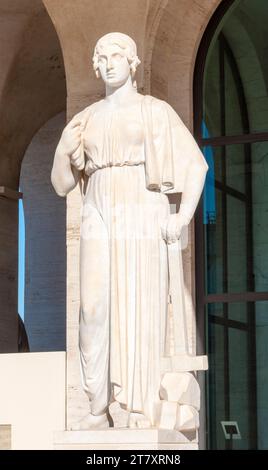 Statue au Palazzo della Civilta Italiana (Palazzo della Civilta del Lavoro) (Square Colosseum), EUR, Rome, Latium (Latium), Italie, Europe Banque D'Images