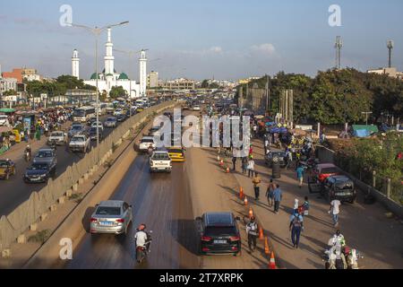 Trafic du soir à Dakar, Sénégal, Afrique de l'Ouest, Afrique Banque D'Images