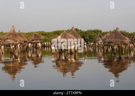 Greniers anciens sur une île parmi les mangroves, Joal-Fadiouth, Sénégal, Afrique de l'Ouest, Afrique Banque D'Images