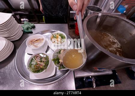 Pho GA (soupe vietnamienne de nouilles au poulet), restaurant populaire, Vung Tau, Vietnam, Indochine, Asie du Sud-est, Asie Banque D'Images