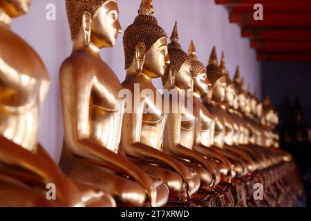 Rangée de statues de Bouddha dorées, geste témoin de la terre, Wat Pho (Temple du Bouddha couché), Bangkok, Thaïlande, Asie du Sud-est, Asie Banque D'Images