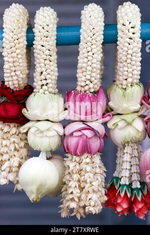 Guirlandes de fleurs comme offrandes de temple pour la cérémonie hindoue, magasin de fleurs indiennes au temple Sri Maha Mariamman, Bangkok, Thaïlande, Asie du Sud-est, Asie Banque D'Images