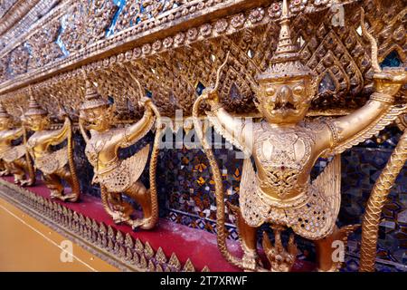 Sculptures dorées de Garuda et Naga, Wat Phra Kaew (Temple du Bouddha d'émeraude), Bangkok, Thaïlande, Asie du Sud-est, Asie Banque D'Images