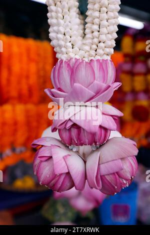 Guirlandes de fleurs comme offrandes de temple pour la cérémonie hindoue, magasin de fleurs indiennes au temple Sri Maha Mariamman, Bangkok, Thaïlande, Asie du Sud-est, Asie Banque D'Images