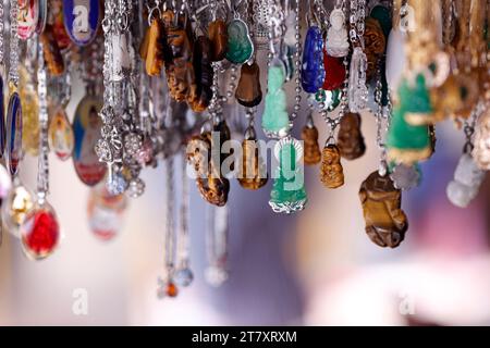 Pendentifs bouddhistes à vendre dans la boutique, truc Lam Phung Hoang monastère zen, Dalat, Vietnam, Indochine, Asie du Sud-est, Asie Banque D'Images