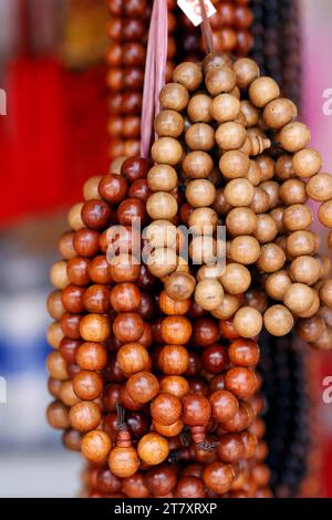 Perles de prière bouddhiste (mala) à vendre, Temple Guan Yin Temple bouddhiste, Vung Tau, Vietnam, Indochine, Asie du Sud-est, Asie Banque D'Images