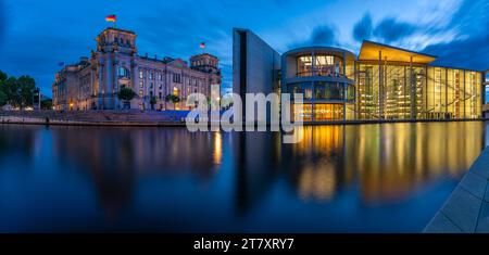 Vue sur la Spree et le Reichstag (bâtiment du Parlement allemand) et Paul Loebe Building au crépuscule, Mitte, Berlin, Allemagne, Europe Banque D'Images