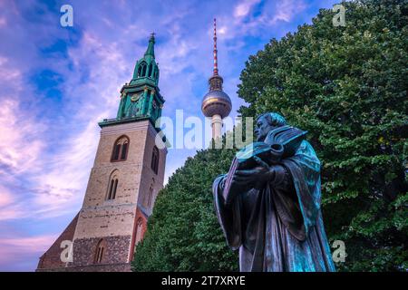 Vue de Berliner Fernsehturm et St. Église de Marie au crépuscule, Panoramastrasse, Berlin, Allemagne, Europe Banque D'Images