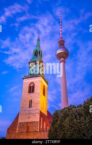 Vue de Berliner Fernsehturm et St. Église de Marie au crépuscule, Panoramastrasse, Berlin, Allemagne, Europe Banque D'Images