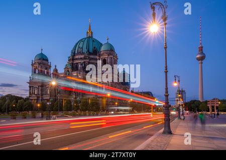 Vue du Berliner Dom (cathédrale de Berlin) et des lumières de sentier au crépuscule, Berlin, Allemagne, Europe Banque D'Images