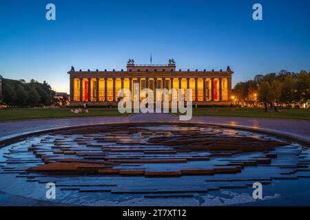 Vue du Neues Museum vue de Lustgarten au crépuscule, Berlin, Allemagne, Europe Banque D'Images