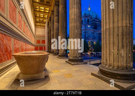 Vue du Berliner Dom (cathédrale de Berlin) vue du Neues Museum au crépuscule, Berlin, Allemagne, Europe Banque D'Images