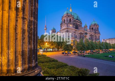 Vue du Berliner Dom (cathédrale de Berlin) vue du Neues Museum au crépuscule, Berlin, Allemagne, Europe Banque D'Images