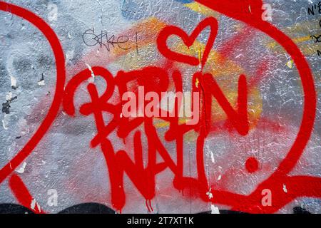 Vue d'œuvres d'art au Berliner Mauer, section est de l'ancien mur de Berlin le long de la rivière Spree, Berlin, Allemagne, Europe Banque D'Images