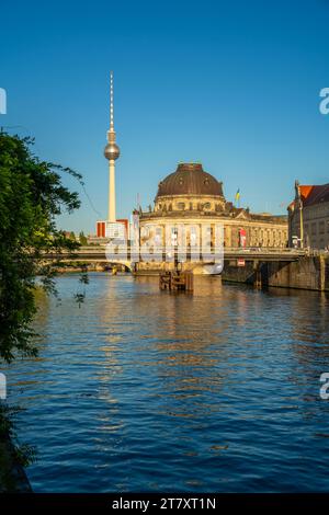 Vue sur la Spree et le musée Bode, l'île aux musées, site du patrimoine mondial de l'UNESCO, quartier de Berlin Mitte, Berlin, Allemagne, Europe Banque D'Images