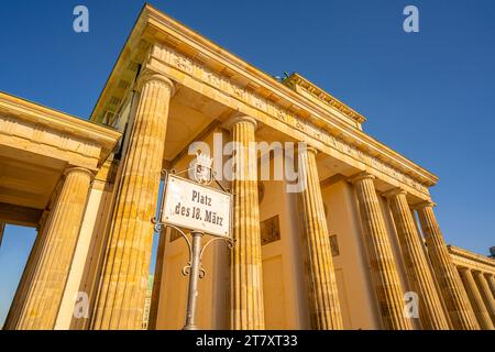 Vue de la porte de Brandebourg de Platz des 18 Marz par jour ensoleillé, Mitte, Berlin, Allemagne, Europe Banque D'Images