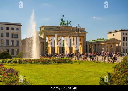 Vue de la porte de Brandebourg et visiteurs de Pariser Platz le jour ensoleillé, Mitte, Berlin, Allemagne, Europe Banque D'Images